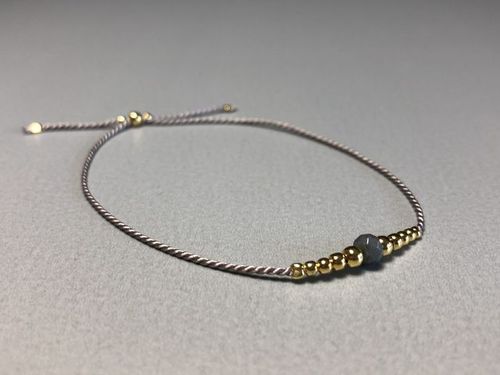 Seidenarmband grau mit Achat und Perlen gold