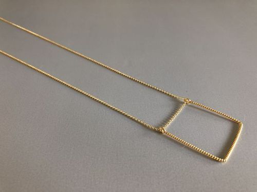 Lange Halskette mit quadratischem Anhänger gold