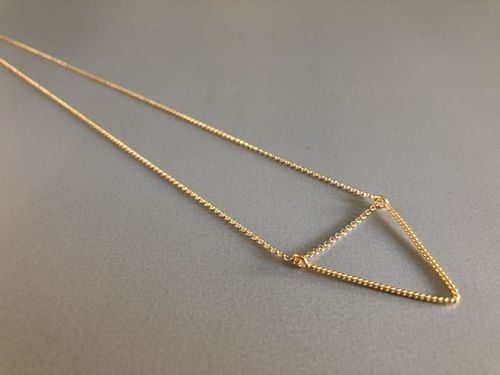 Lange Halskette mit Anhänger Dreieck gold