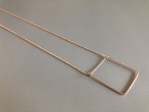 Lange Halskette mit quadratischem Anhänger rosegold