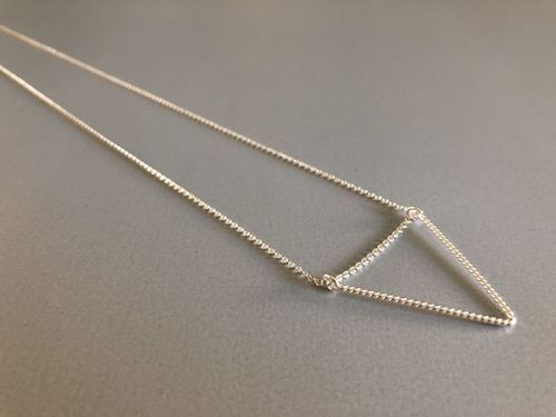 Lange Halskette mit Anhänger Dreieck silber