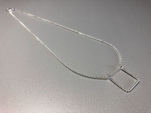 Halskette mit quadratischem Anhänger silber