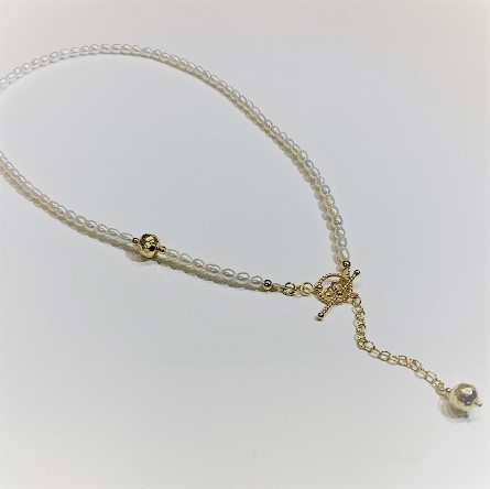 Kurze Perlenkette mit silbernen Elementen vergoldet